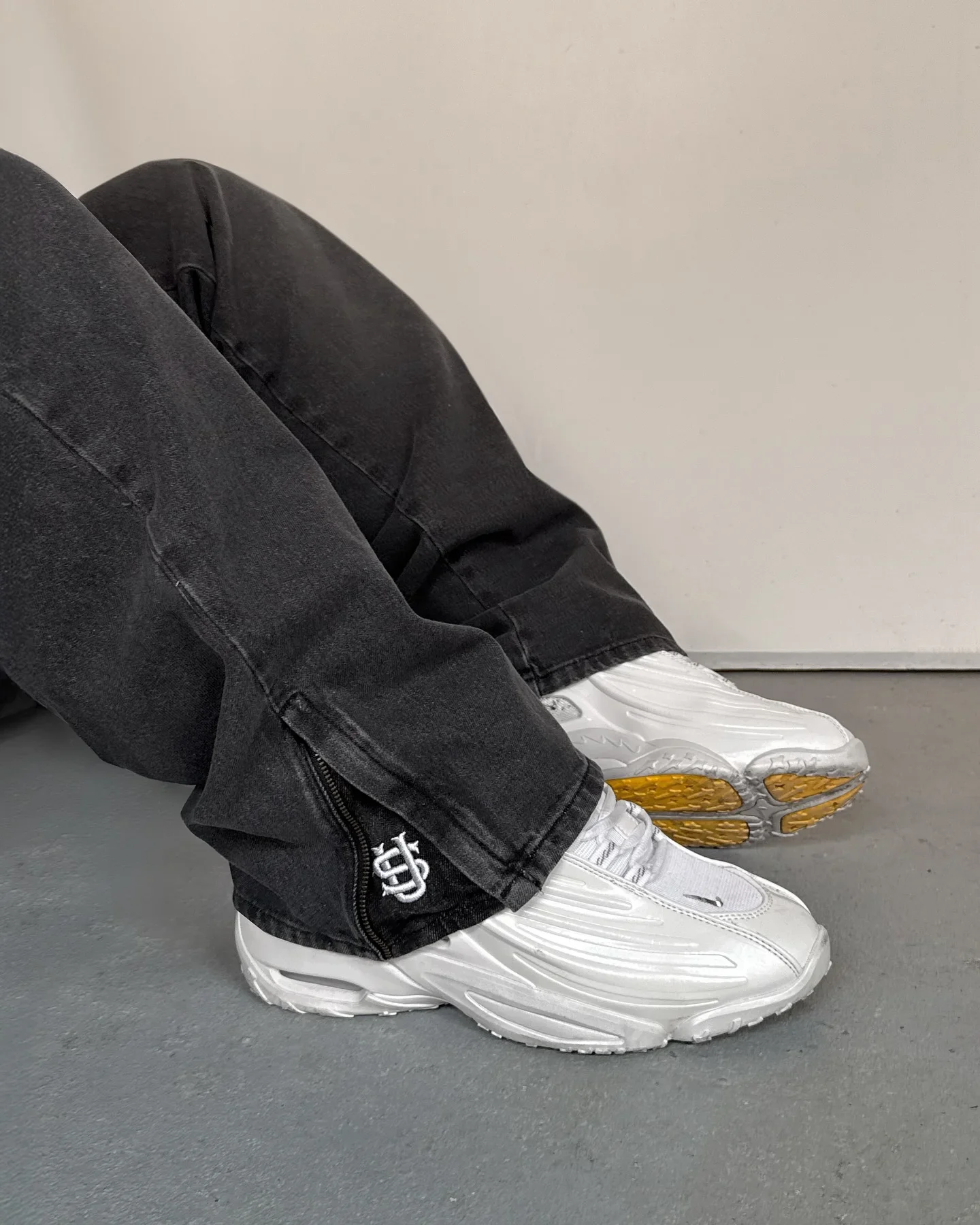 Джинсы с золотыми монетами в стиле хип-хоп 2025