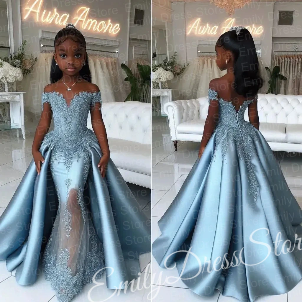 Небесно-голубое платье с цветочным