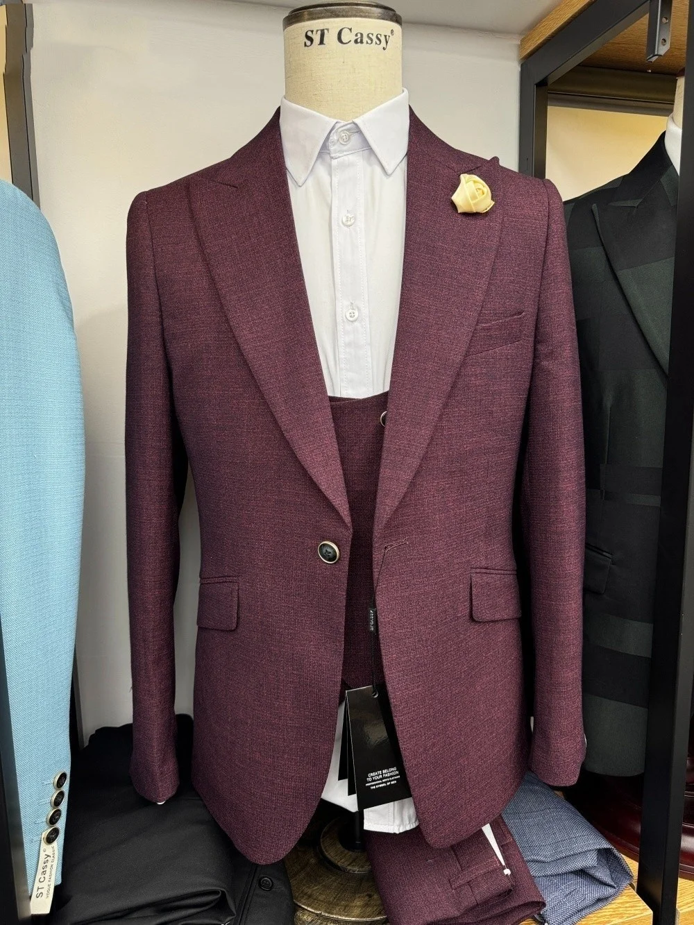 Изысканный однотонный мужской костюм - Фотография_3