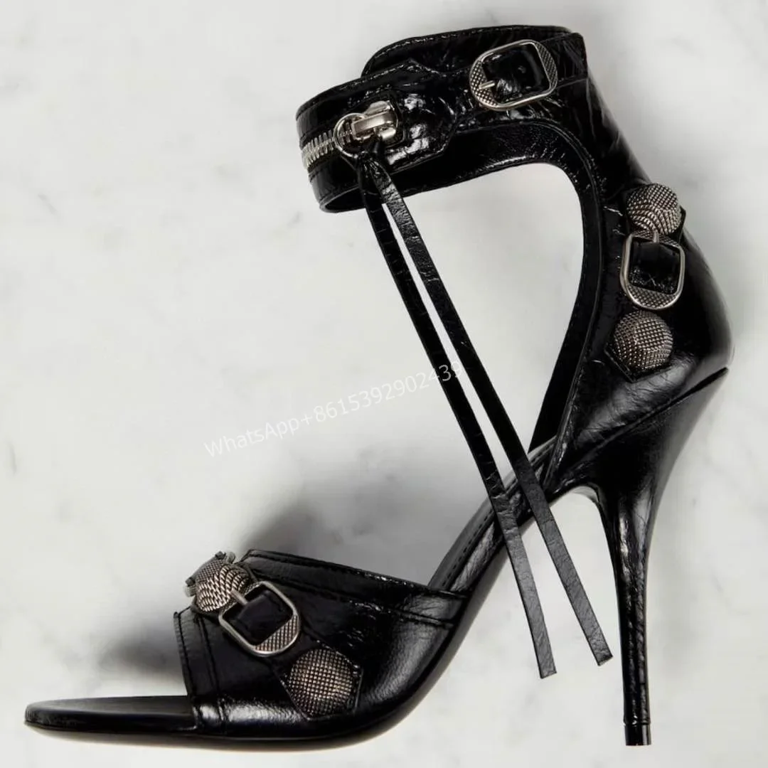 Спортивные сандалии на шпильке с заклепками и пряжкой - Фотография_4