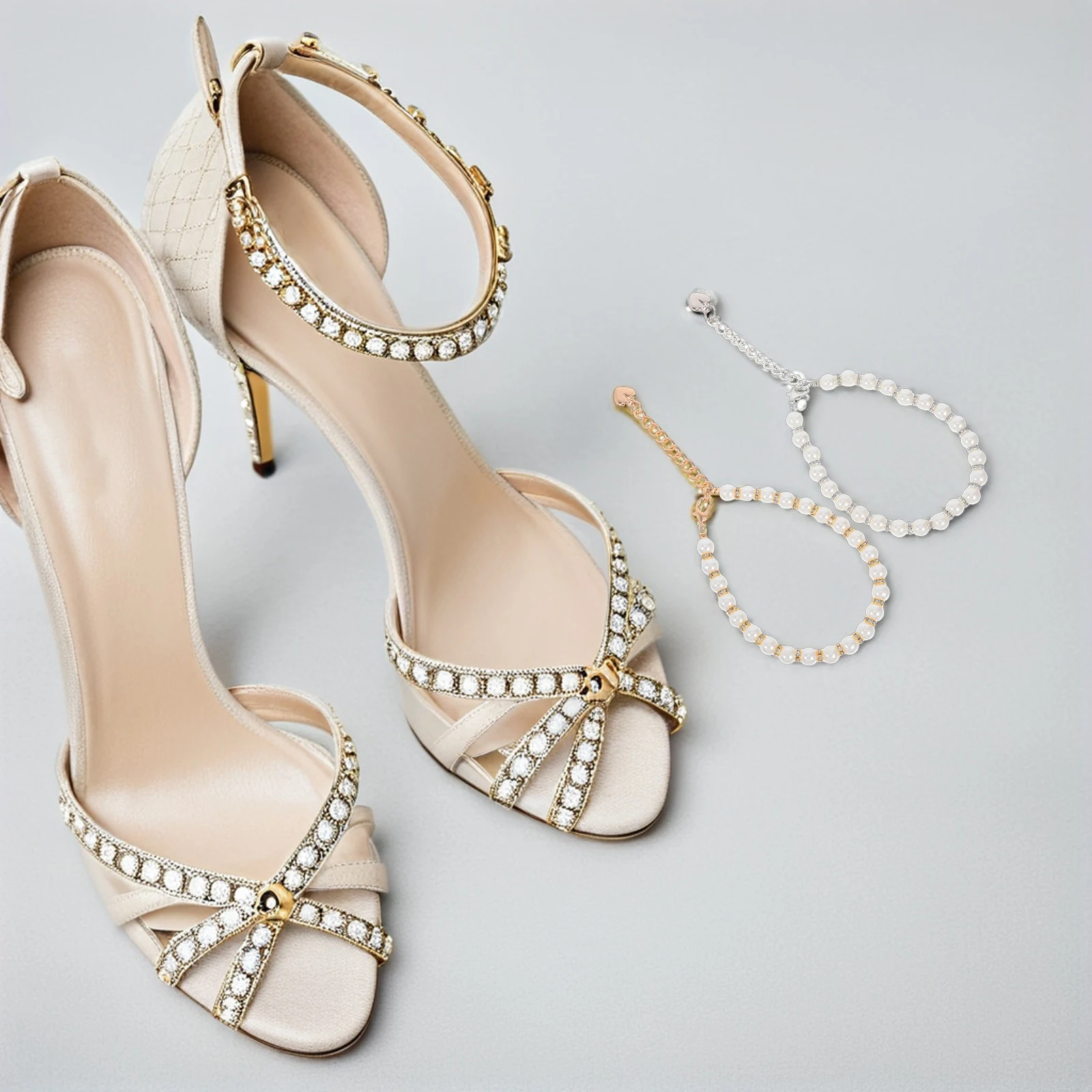 Ремешки на высоком каблуке с жемчужной цепочкой