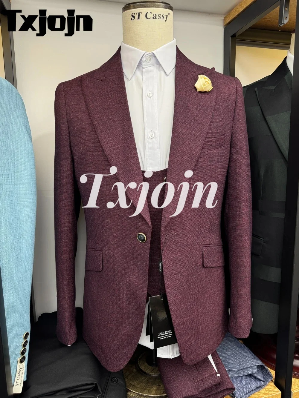 Изысканный однотонный мужской костюм