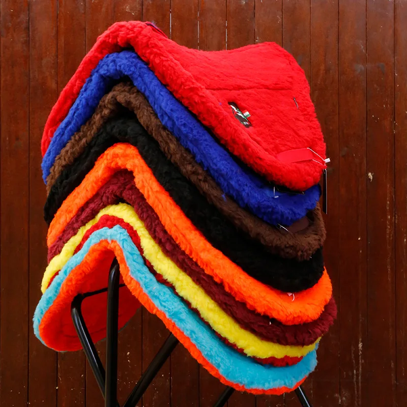 Кожаное седло с красной строчкой