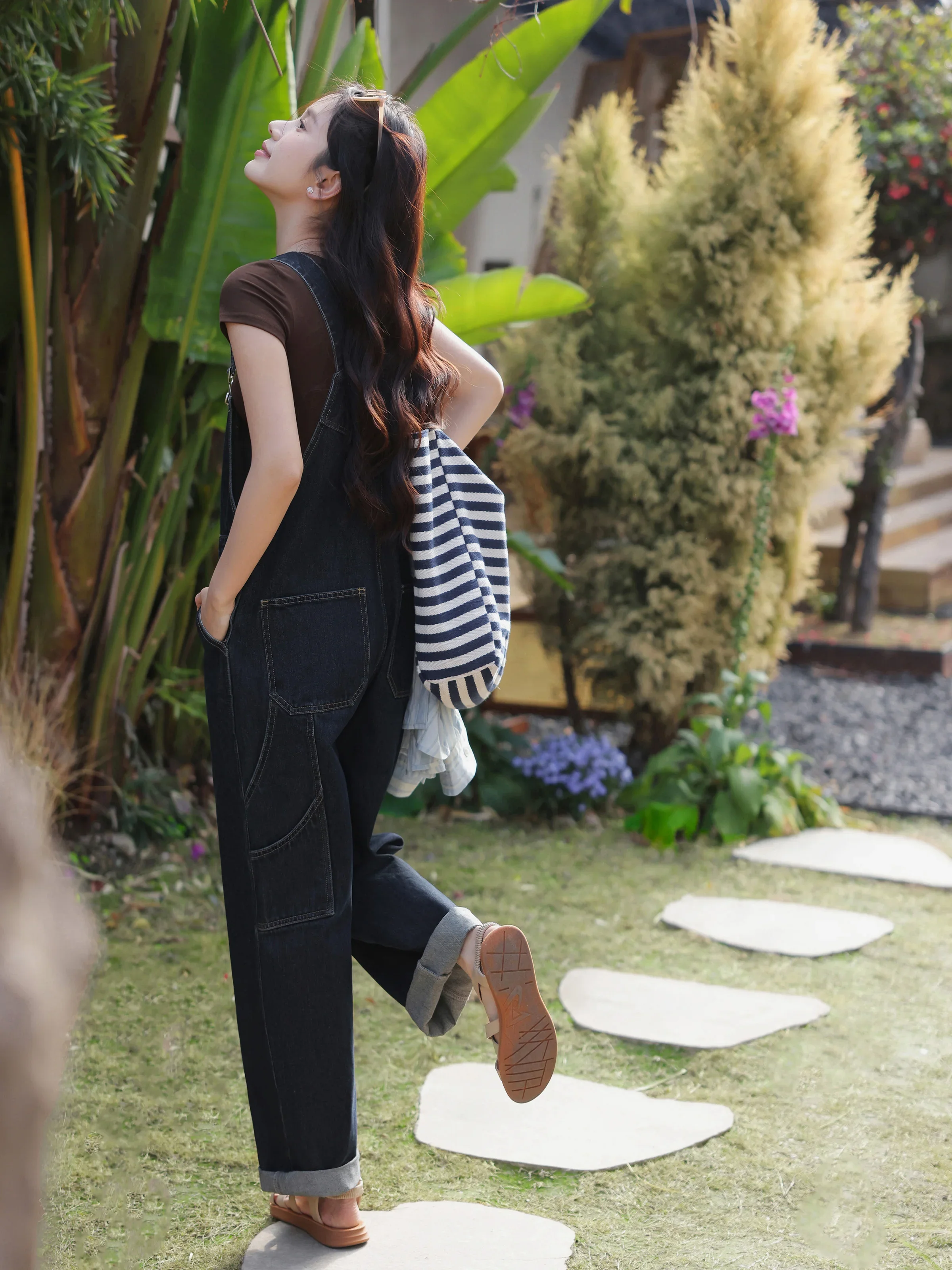 Милый джинсовый комбинезон с вышивкой коалы для женщин - Фотография_5