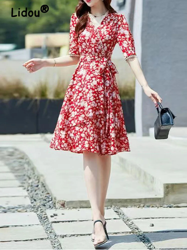 Женское тонкое платье-миди с цветочным принтом и шнуровкой - Фотография_2