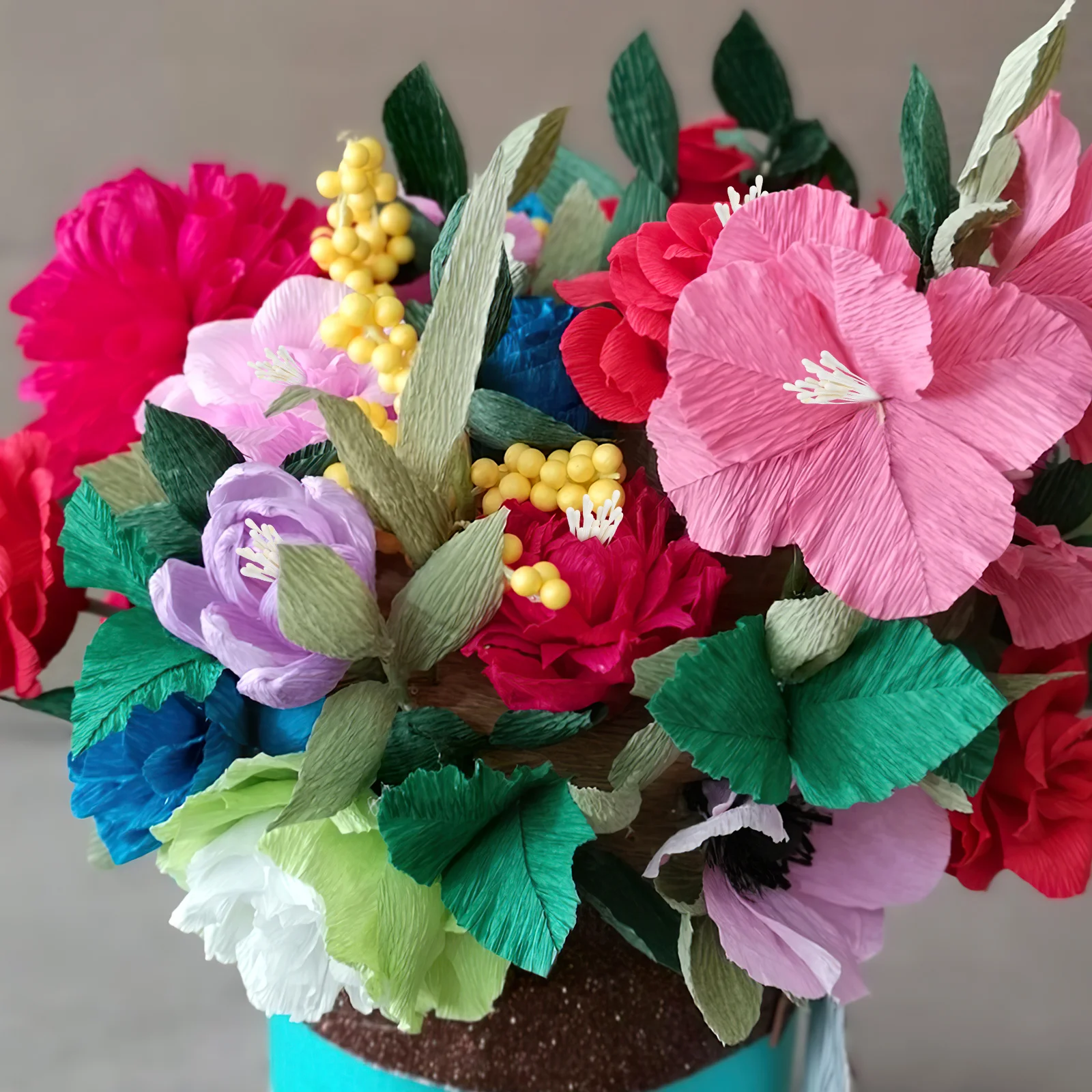 Искусственные цветы с жемчугом