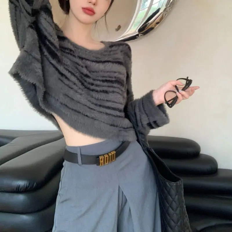 Короткий свитер в полоску с имитацией меха норки