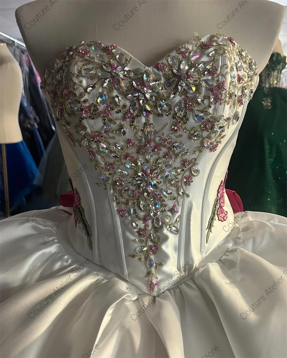 Белые атласные вышитые бисером - Фотография_4