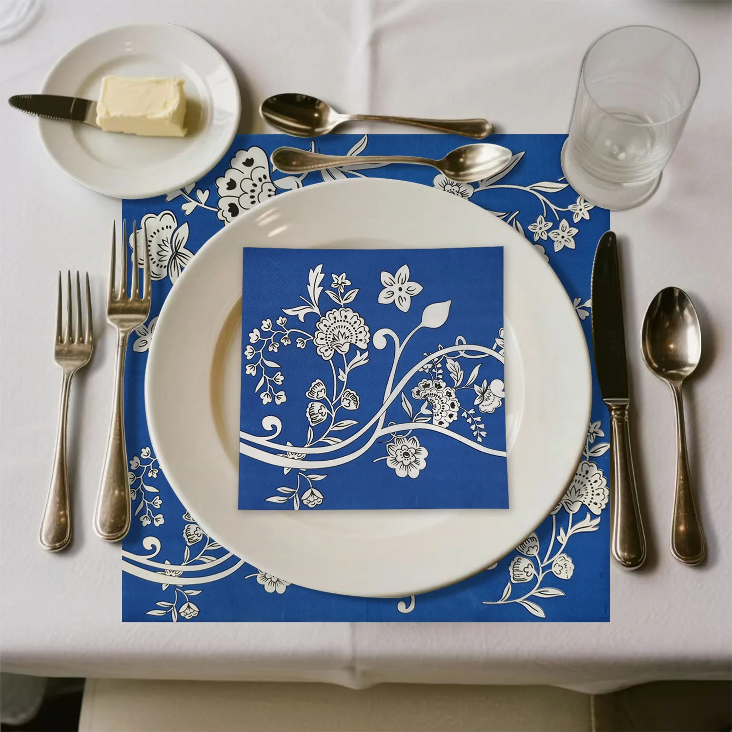 Синий фон, белые цветочные лозы - Фотография_3