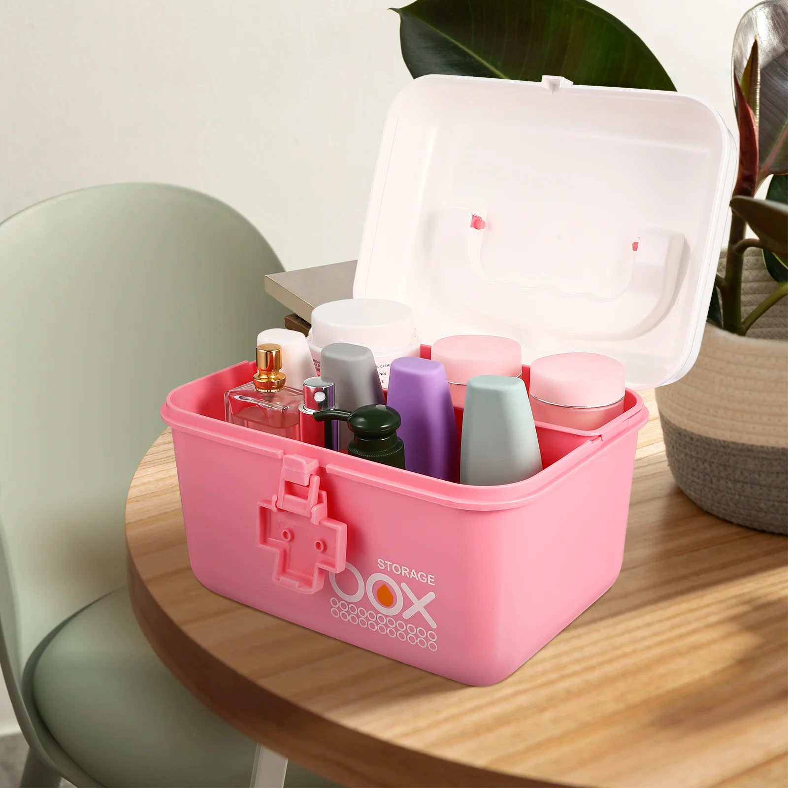 Розовый ящик для хранения лекарств