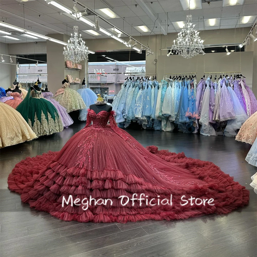 Красное женское платье quinceanera