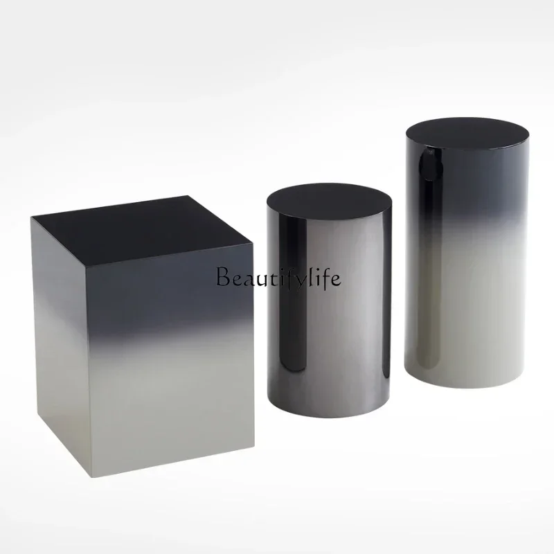 Гостиная, диван, несколько небольших