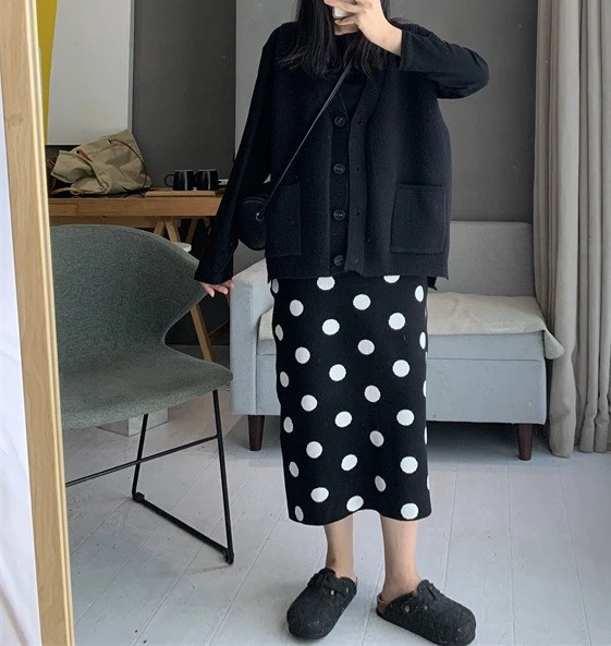 Модная женская трикотажная юбка-миди в горошек - Фотография_6