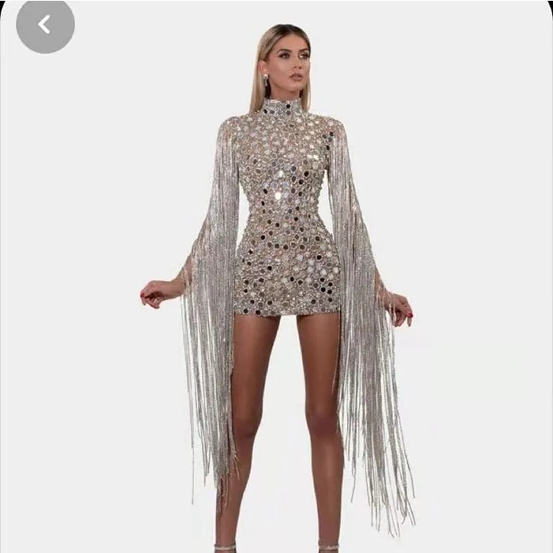 Сверкающее серебряное платье с блестками для дня рождения
