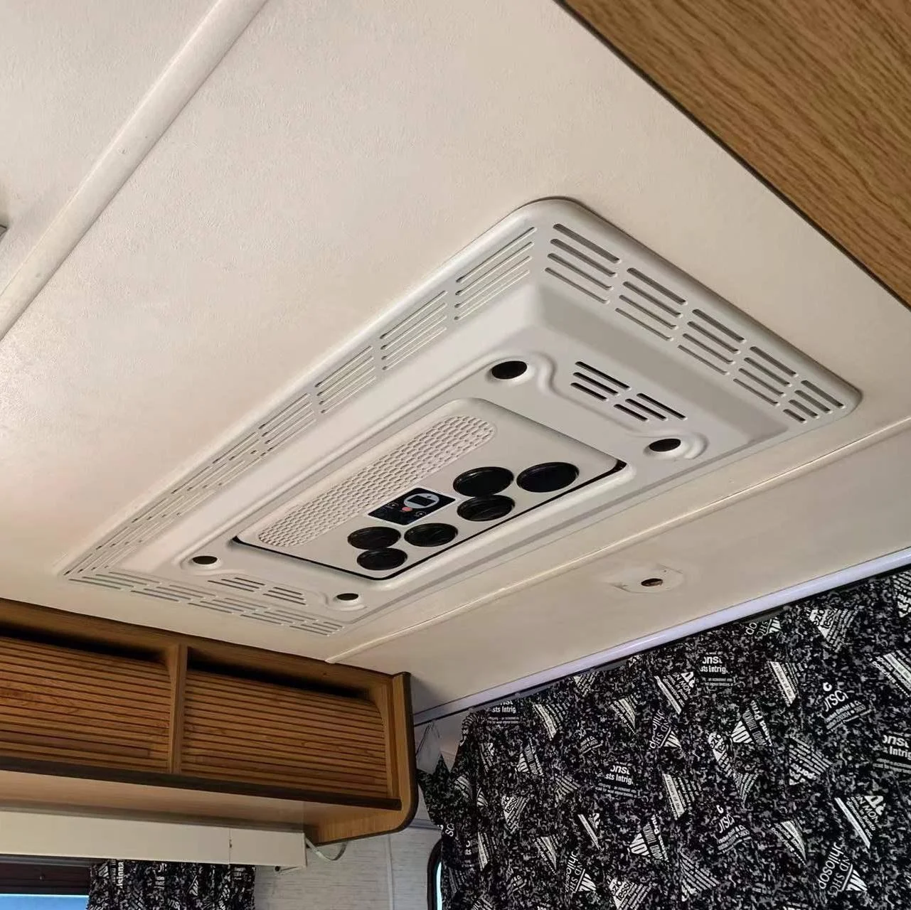 Покрытый верхний спальный грузовик - Фотография_5