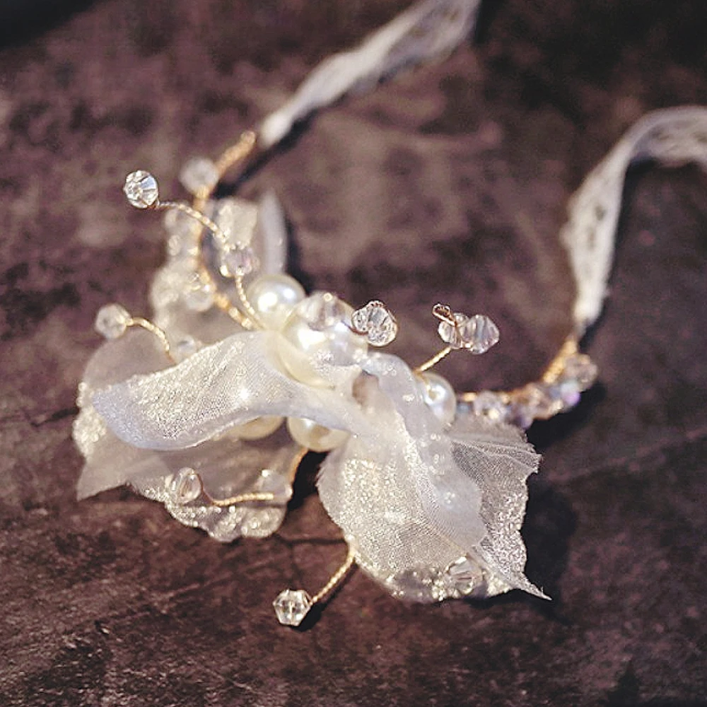 Элегантная свадебная бутоньерка на запястье для жениха - Фотография_4