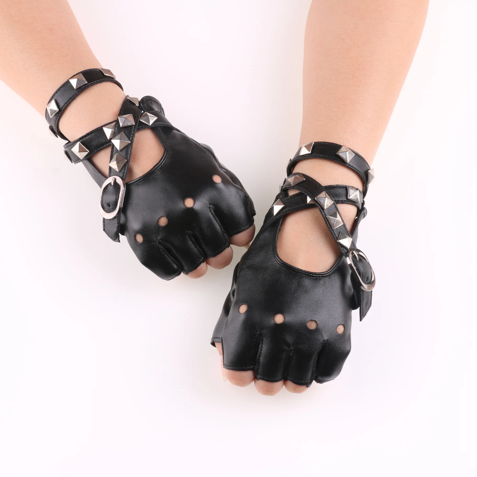 Женские перчатки с заклепками