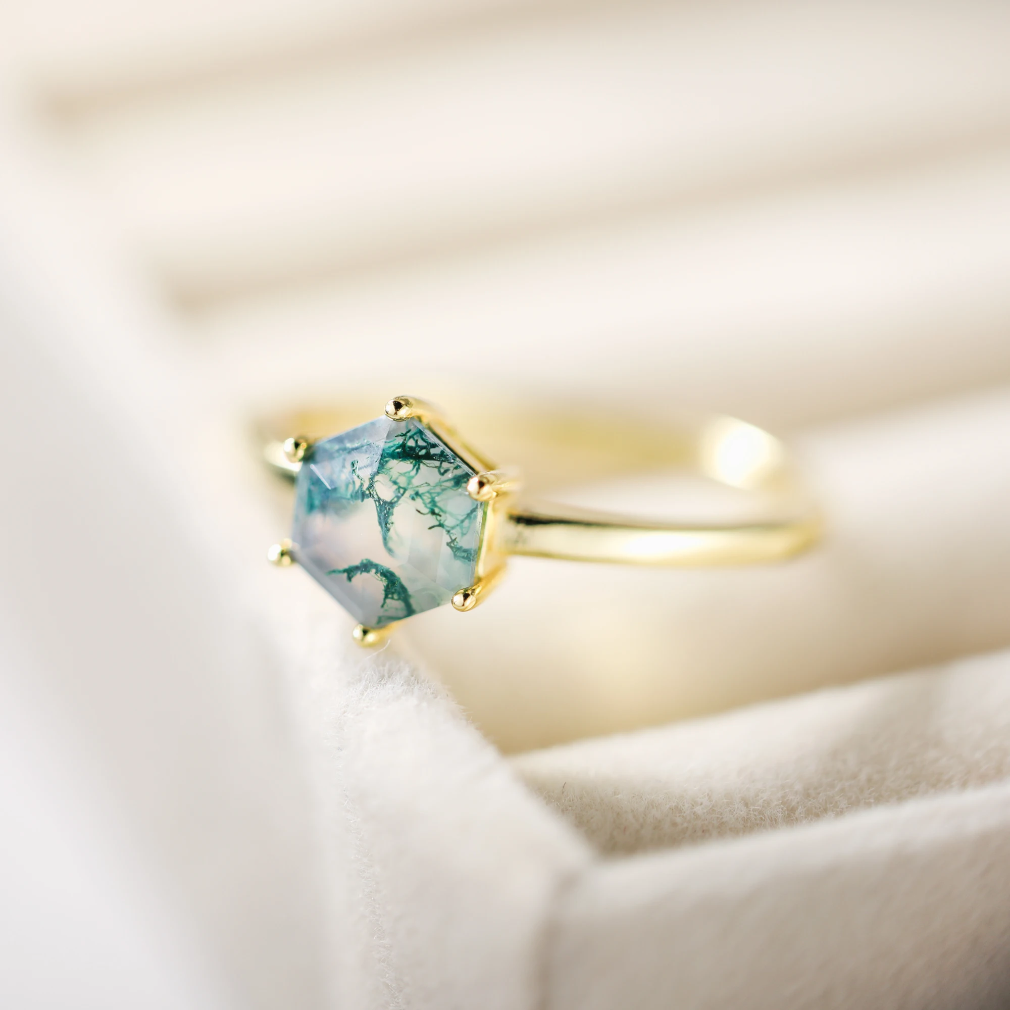 Элегантное обручальное кольцо с моховым агатом - Фотография_4