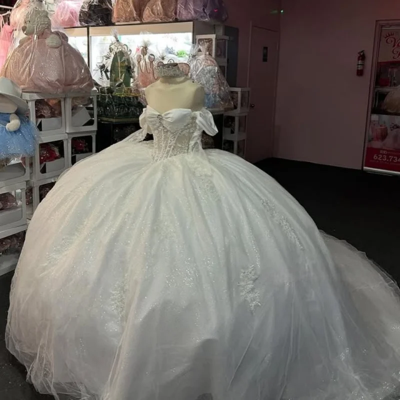 Блестящее белое платье quinceanera с плечами - Фотография_2