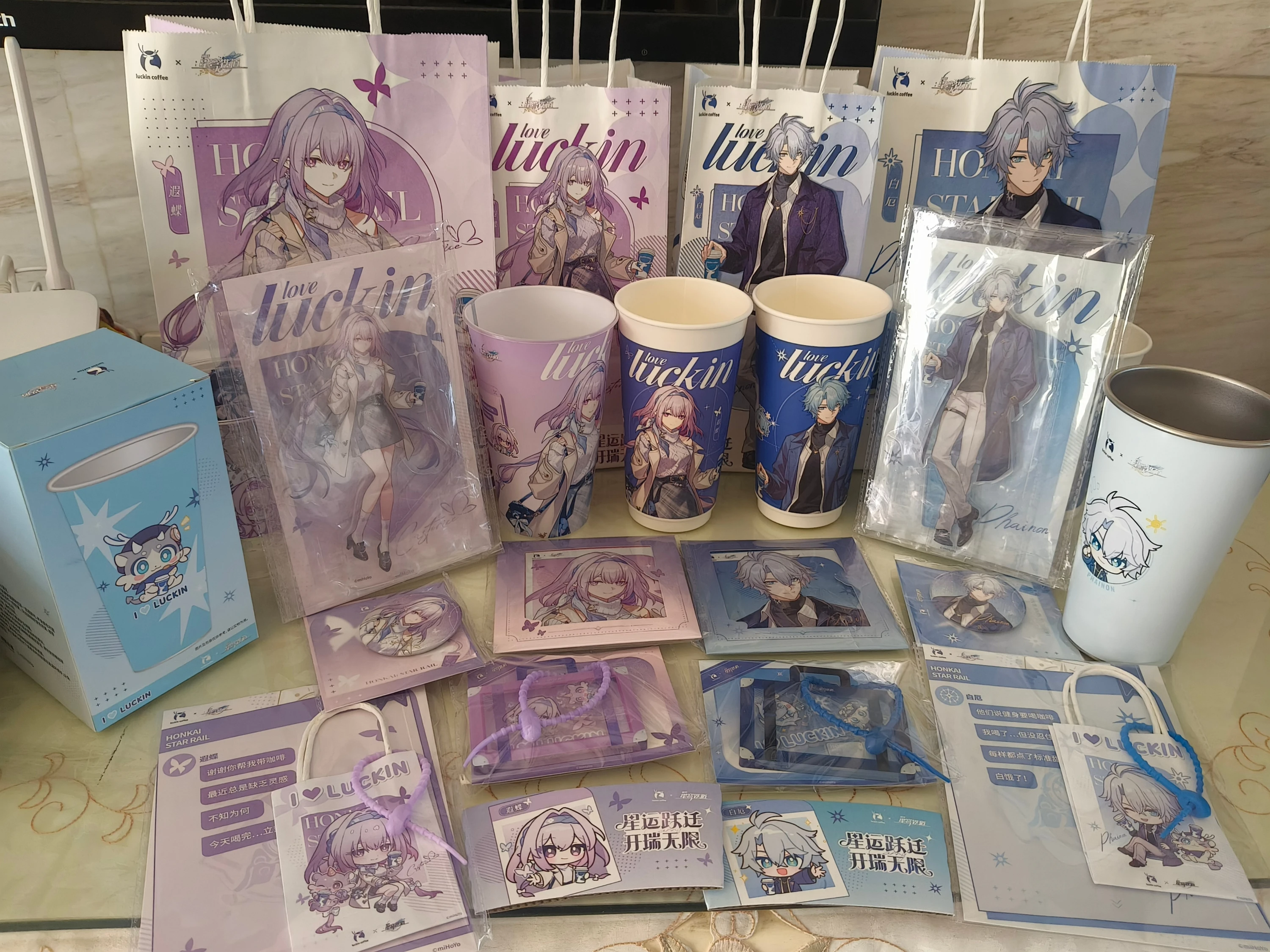 В наличии официальная акриловая подставка honkai