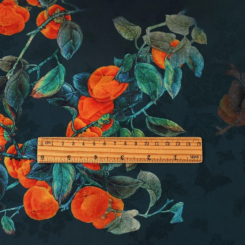 Красное марлевое платье с цветочным принтом - Фотография_3