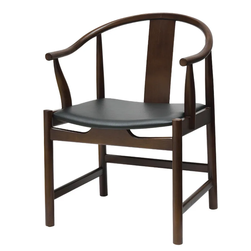 Стул с подлокотником из цельного дерева