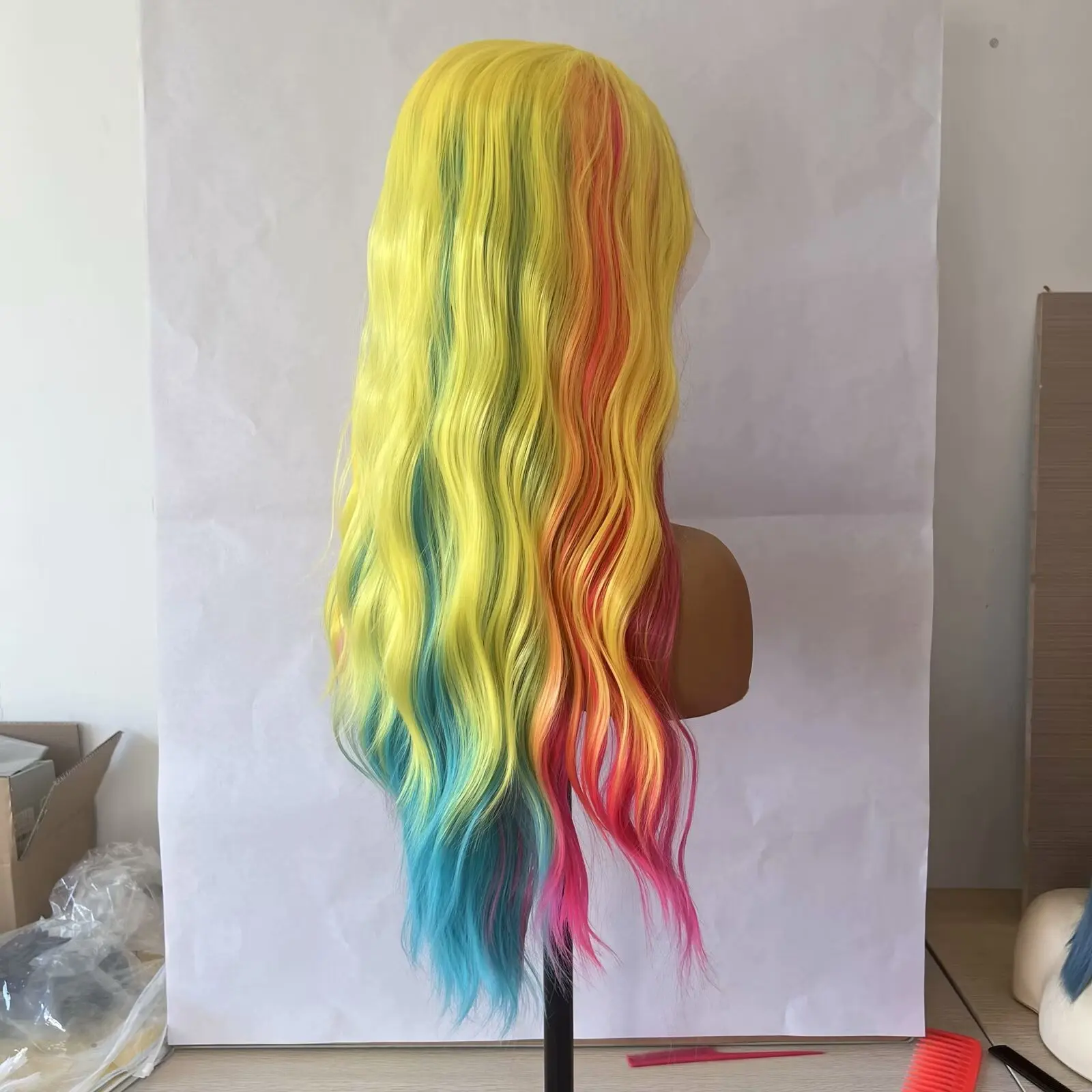 Синтетический парик омбре с желтыми и синими волнистыми волосами - Фотография_5