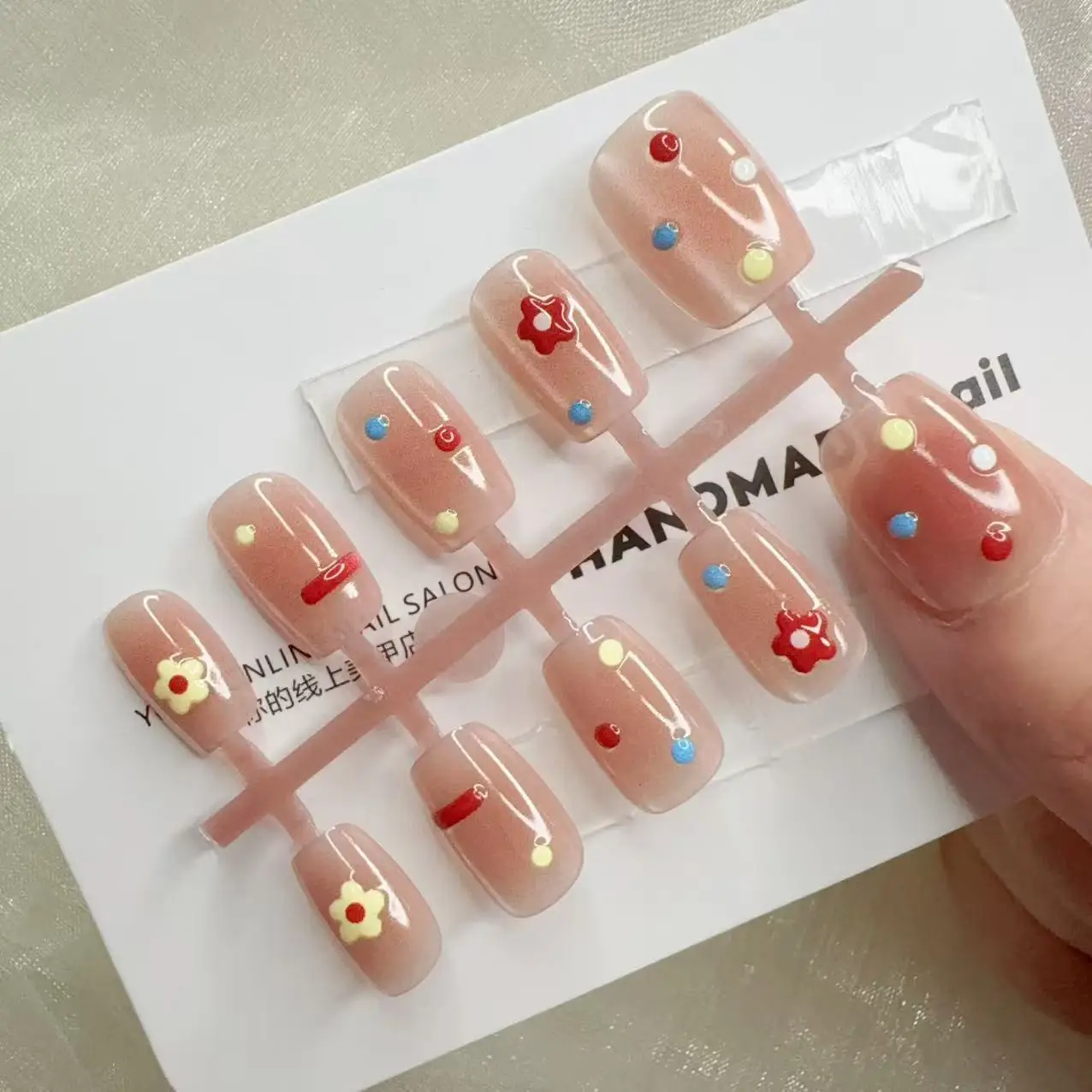 Милые накладные ногти ручной работы