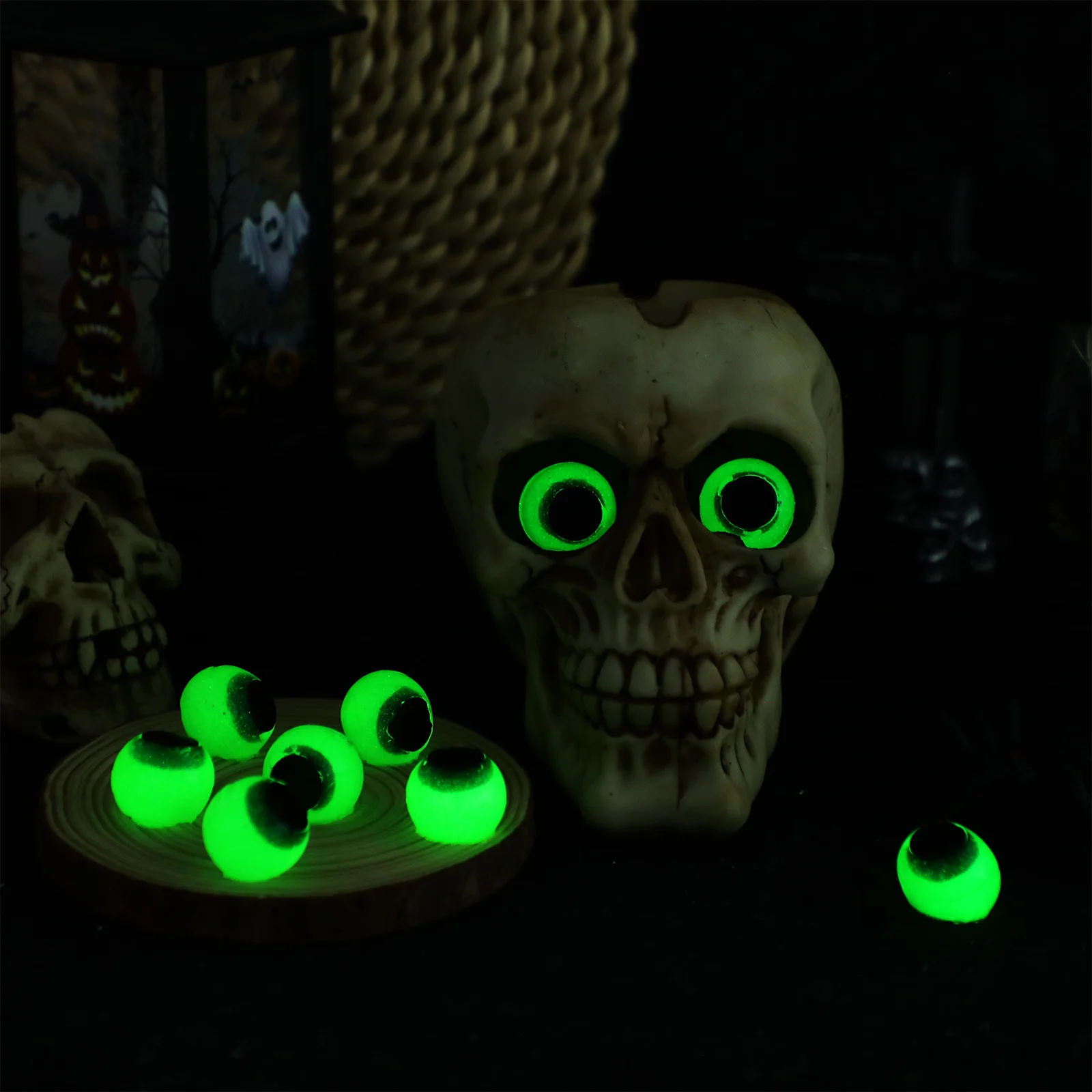 Светящиеся темные глазные яблоки