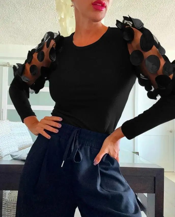 Трикотажная рубашка с длинными рукавами и прозрачной цветочной нашивкой - Фотография_4