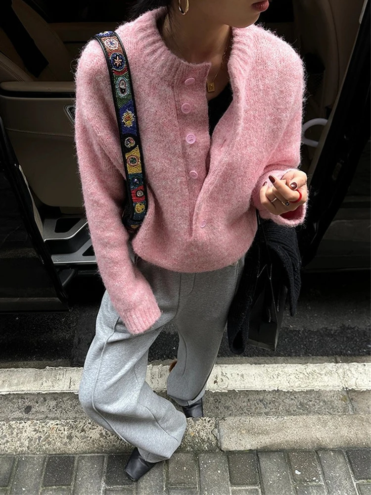 Вязаный женский свитер с полуоткрытым воротником в стиле ретро