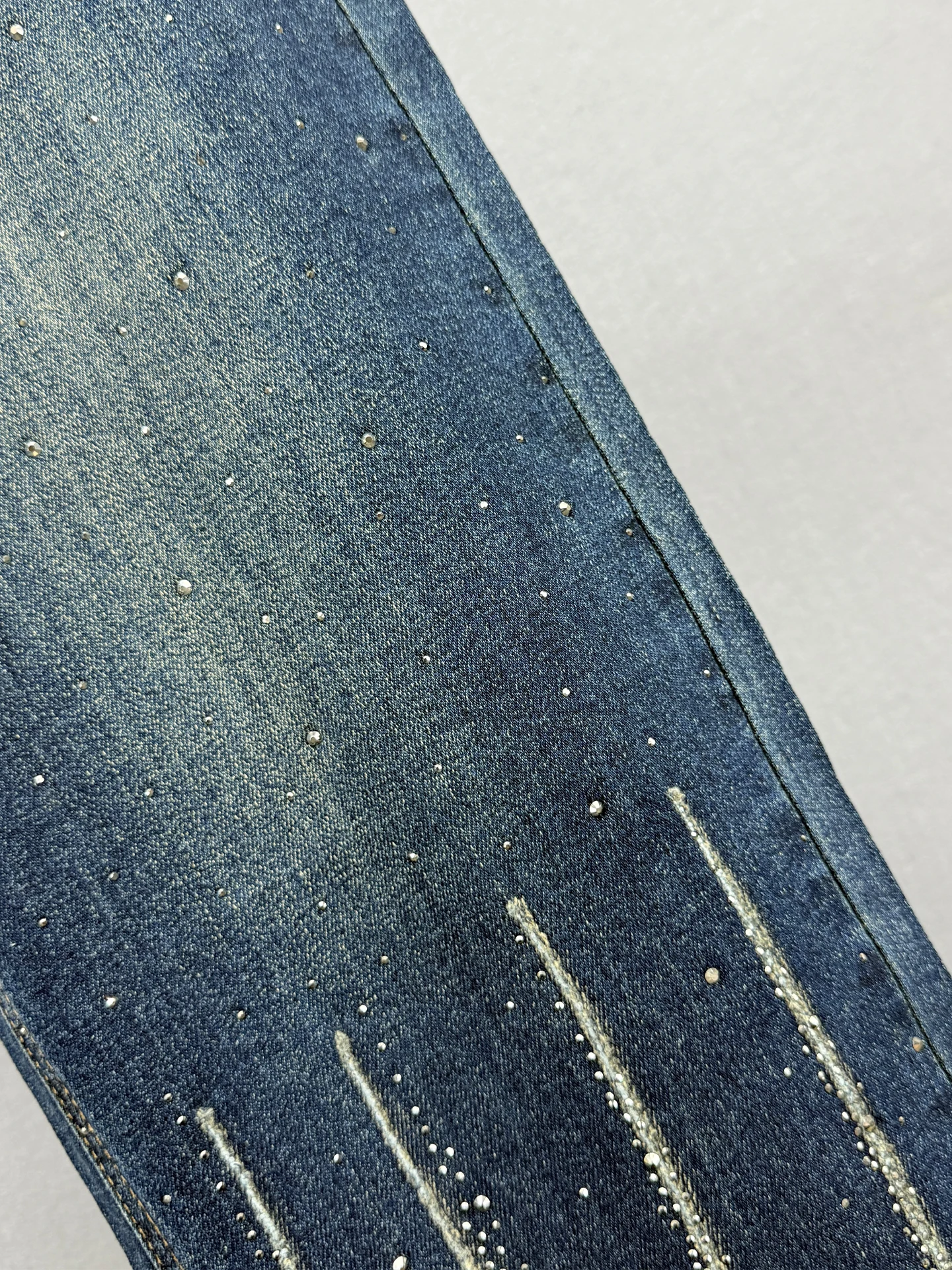 Джинсы со стразами для женщин - Фотография_5