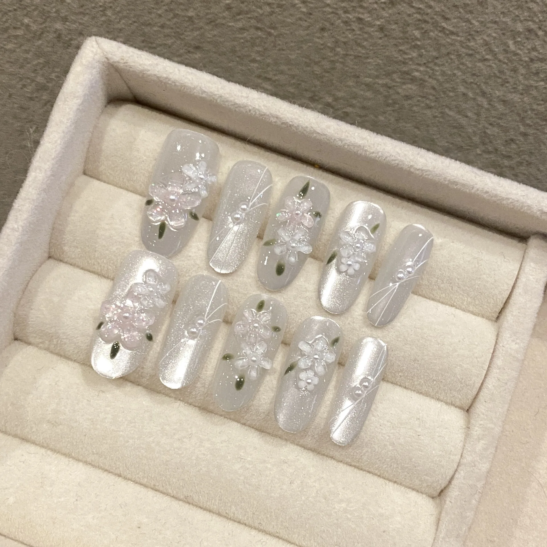 Блестящие накладные ногти серебряного