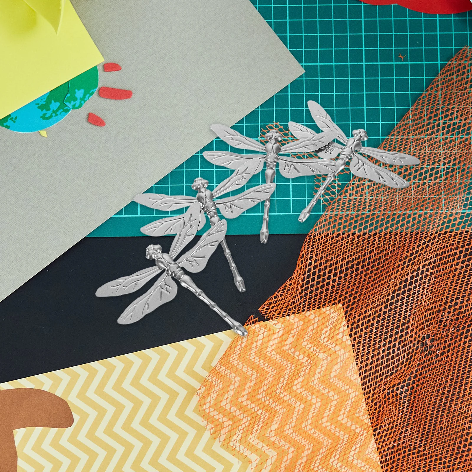 Железная скульптура стрекозы - Фотография_3