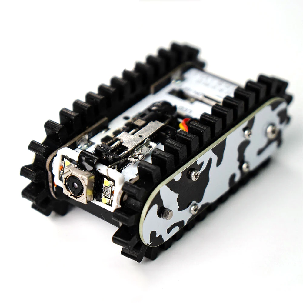 Металлический танк на радиоуправлении