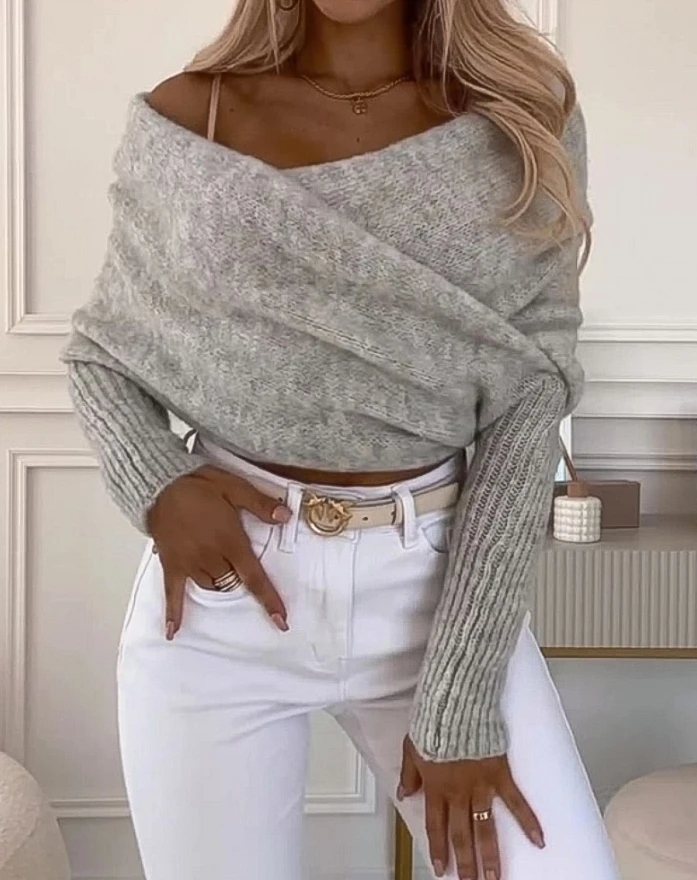 Женский трикотажный свитер с открытыми плечами