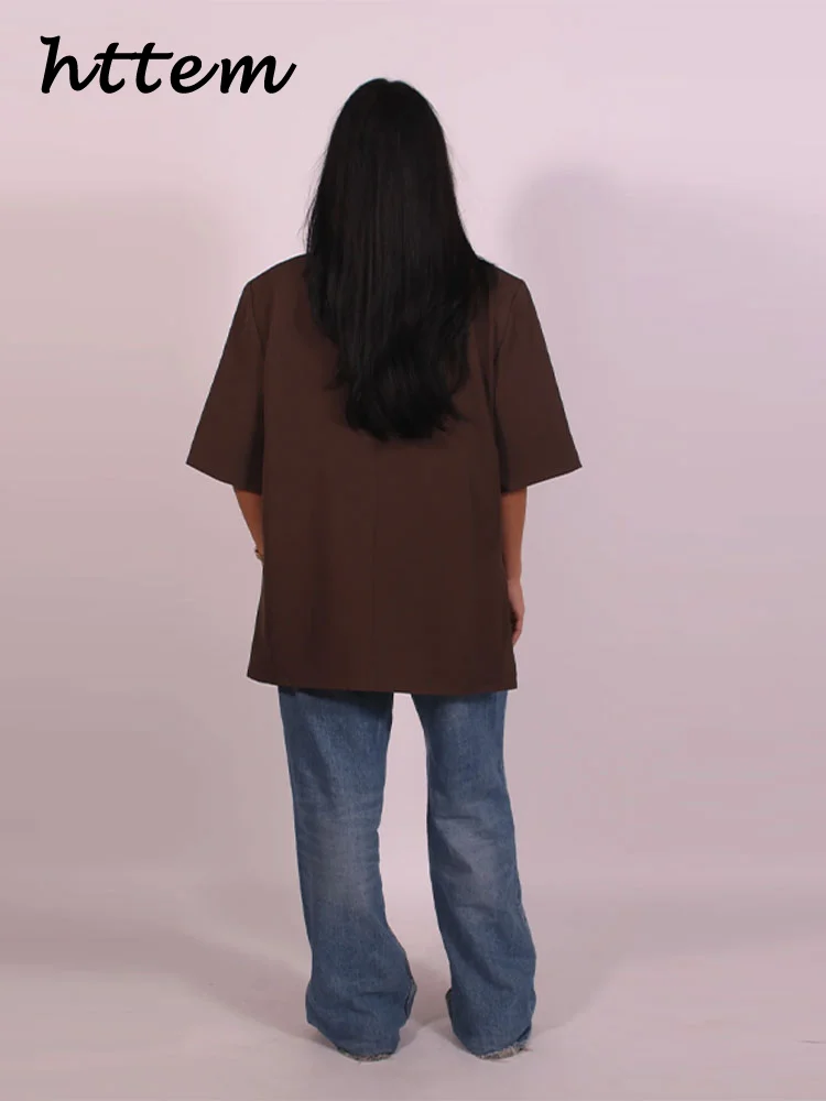 Повседневный женский костюм с разрезом на одной пуговице - Фотография_5