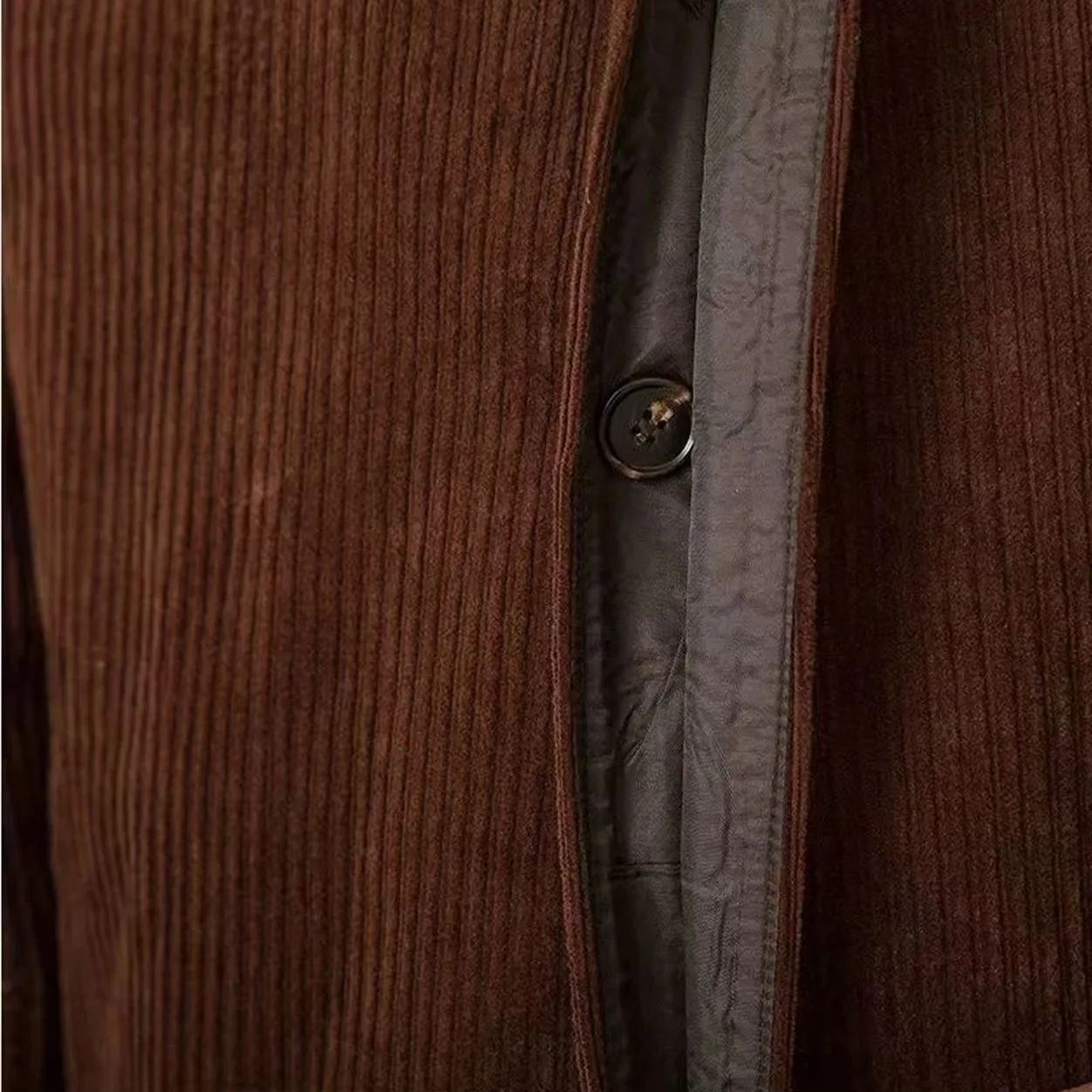 Мужское темно-коричневое вельветовое пальто средней длины в полоску - Фотография_3