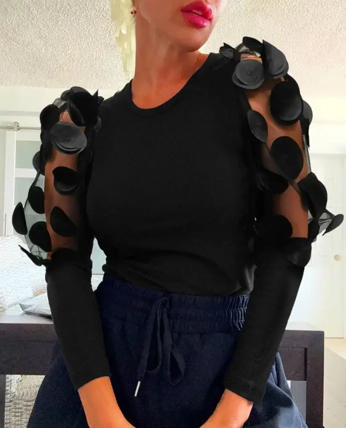 Трикотажная рубашка с длинными рукавами и прозрачной цветочной нашивкой - Фотография_3