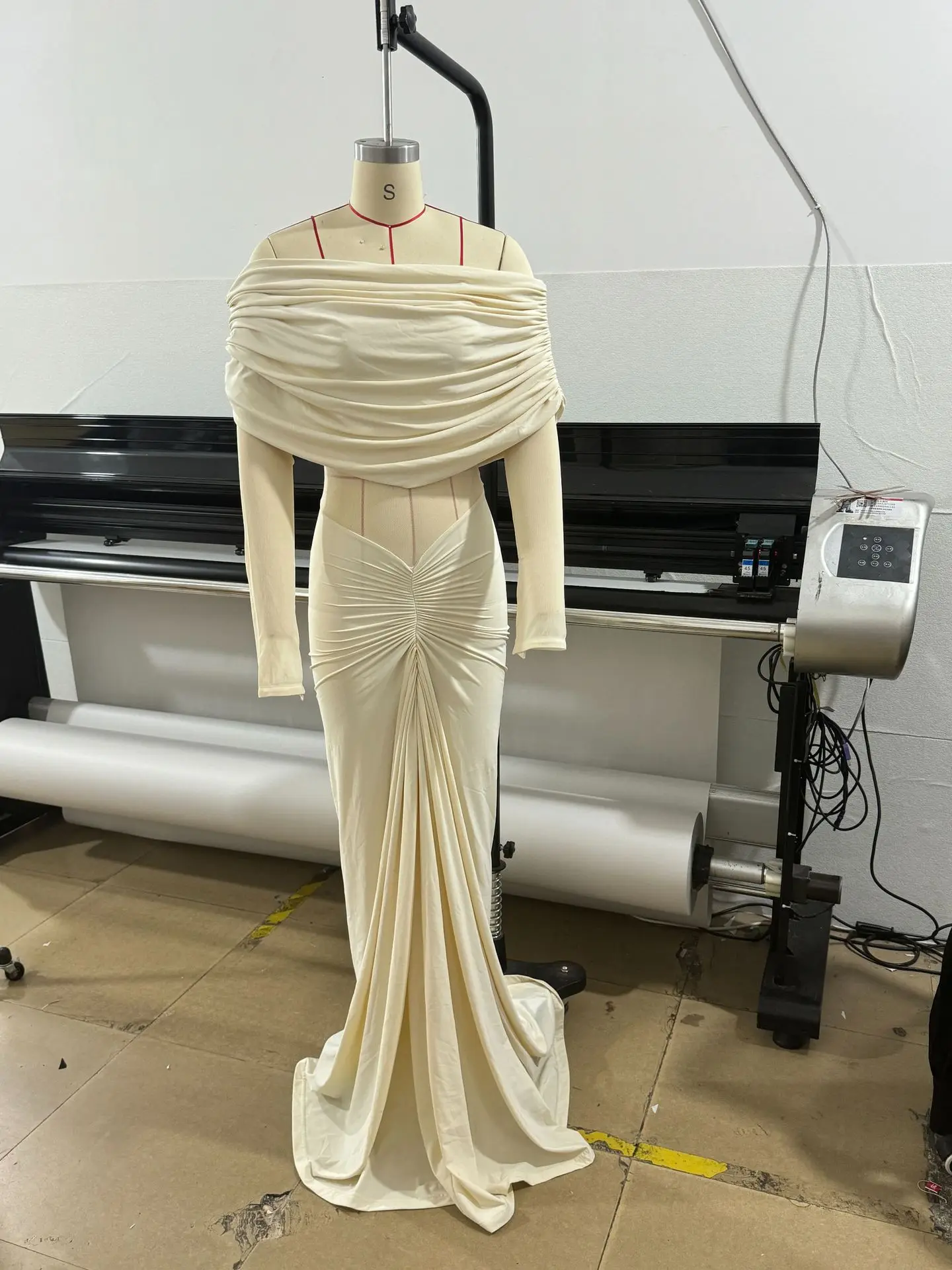 Бежевое женское платье для выпускного вечера - Фотография_4