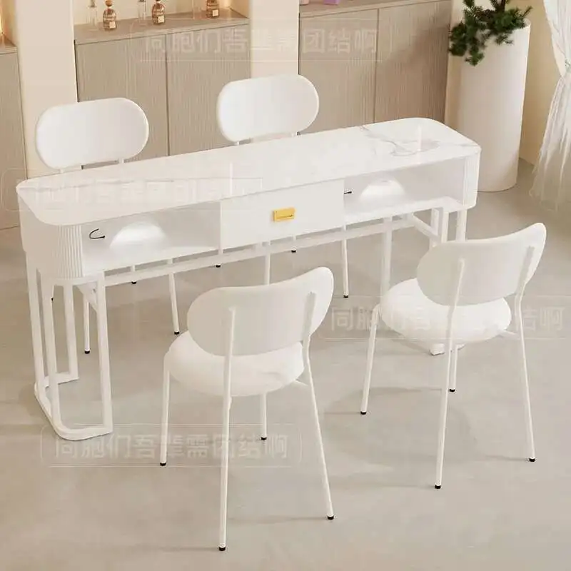 Минималистичные удобные столы для ногтей