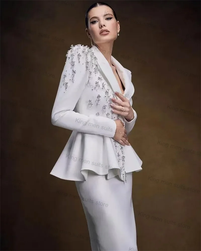 Белый свадебный женский костюм с кристаллами и юбкой - Фотография_2