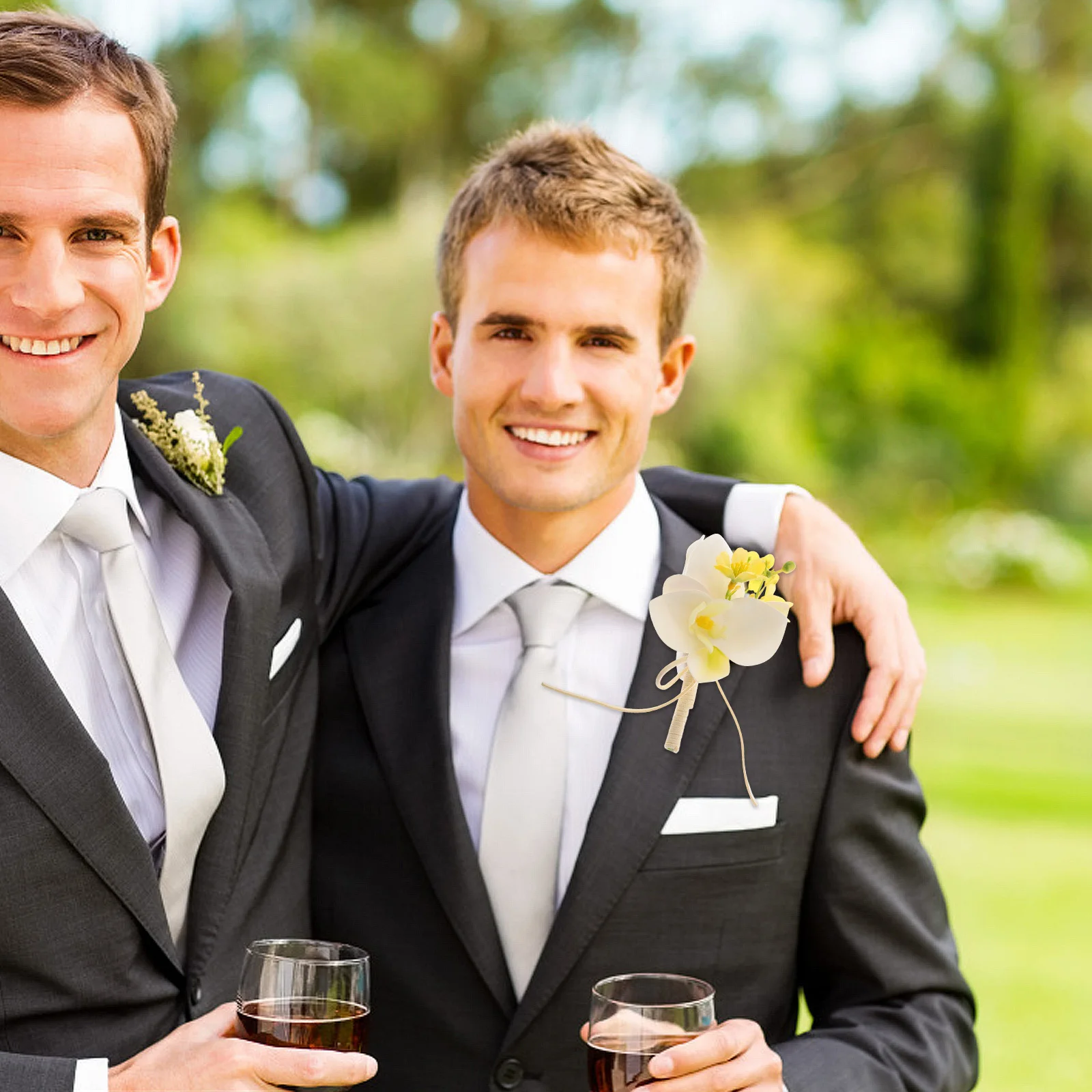 Брошь с цветком на лацкане - Фотография_6