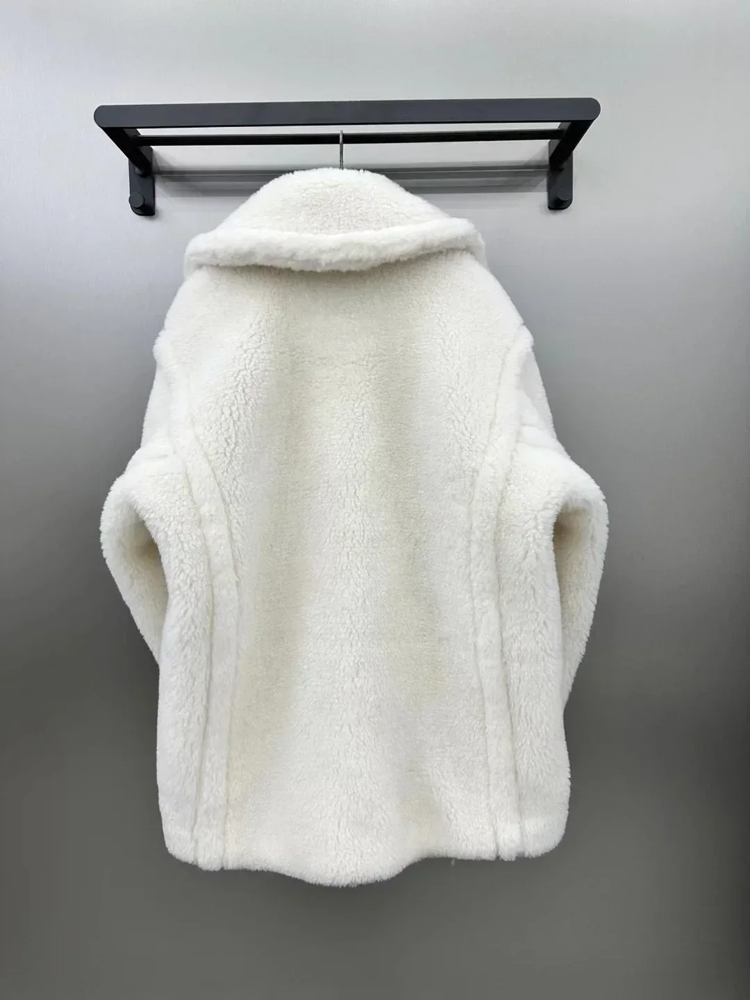 Max короткое плюшевое пальто 62% - Фотография_3