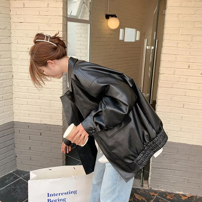 Женская куртка из искусственной кожи в студенческом стиле - Фотография_5