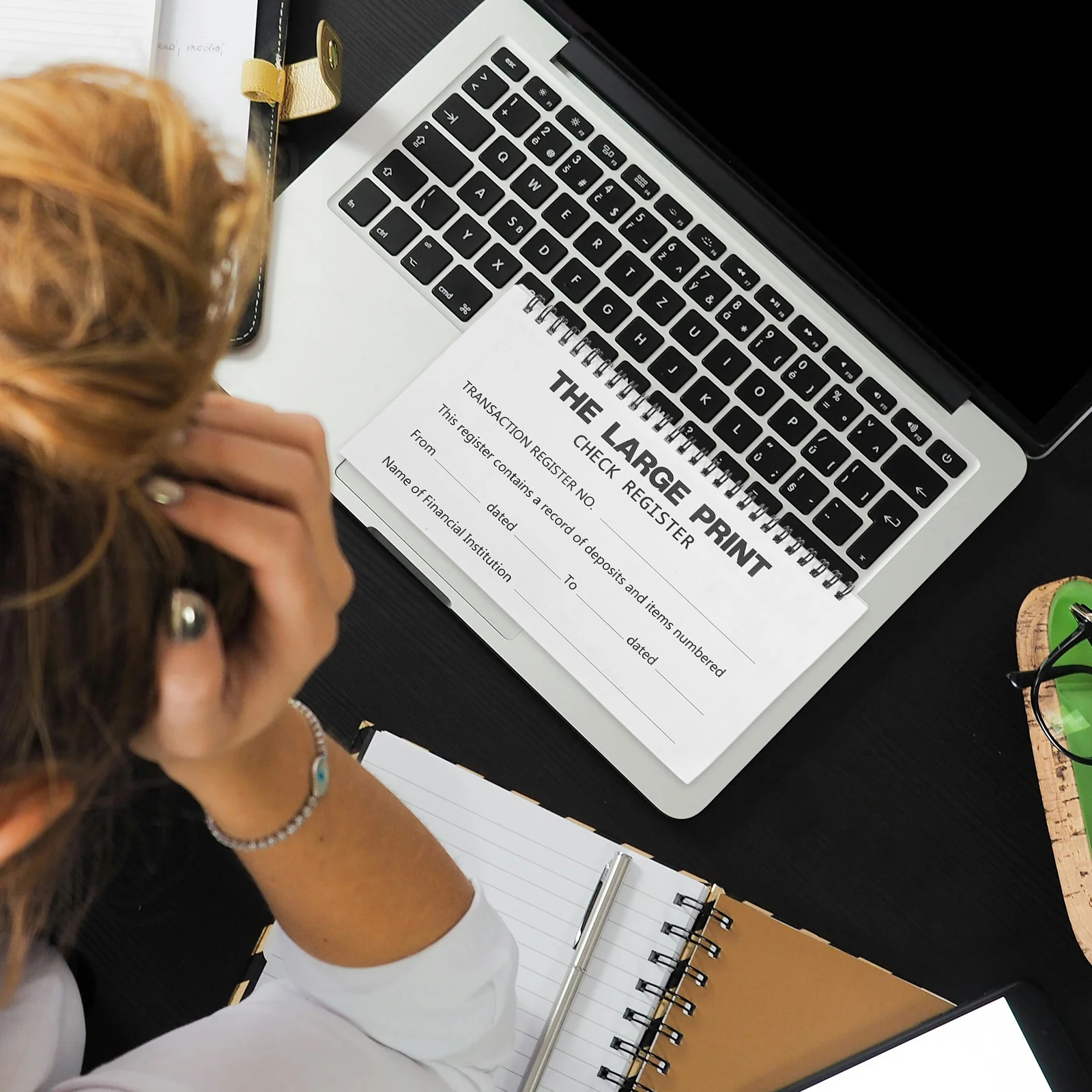 Изящный финансовый трекер-планировщик в спиральном переплете