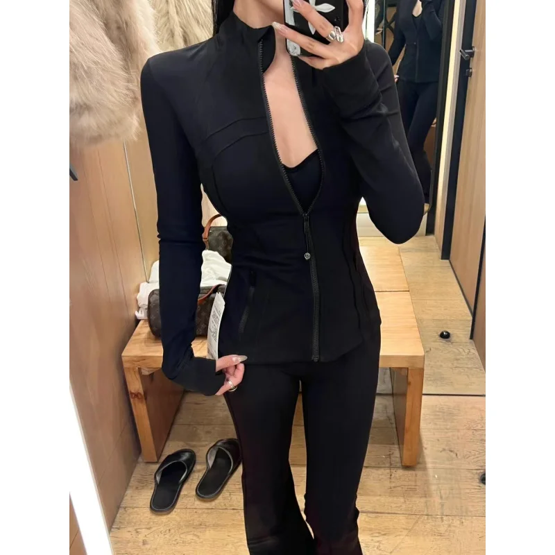 Лимонная женская укороченная куртка с воротником-стойкой - Фотография_5