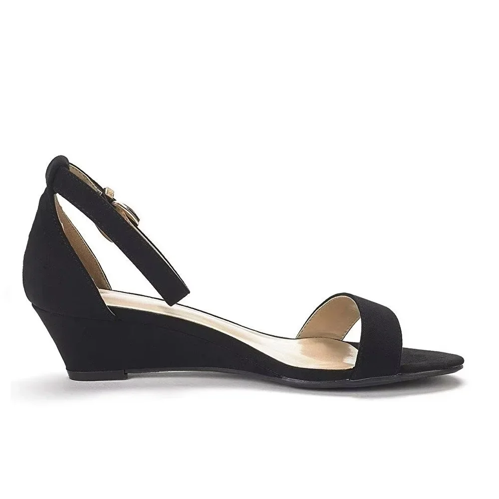 Женские босоножки на танкетке