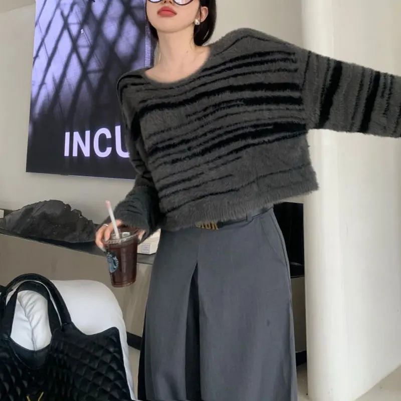 Короткий свитер в полоску с имитацией меха норки - Фотография_5