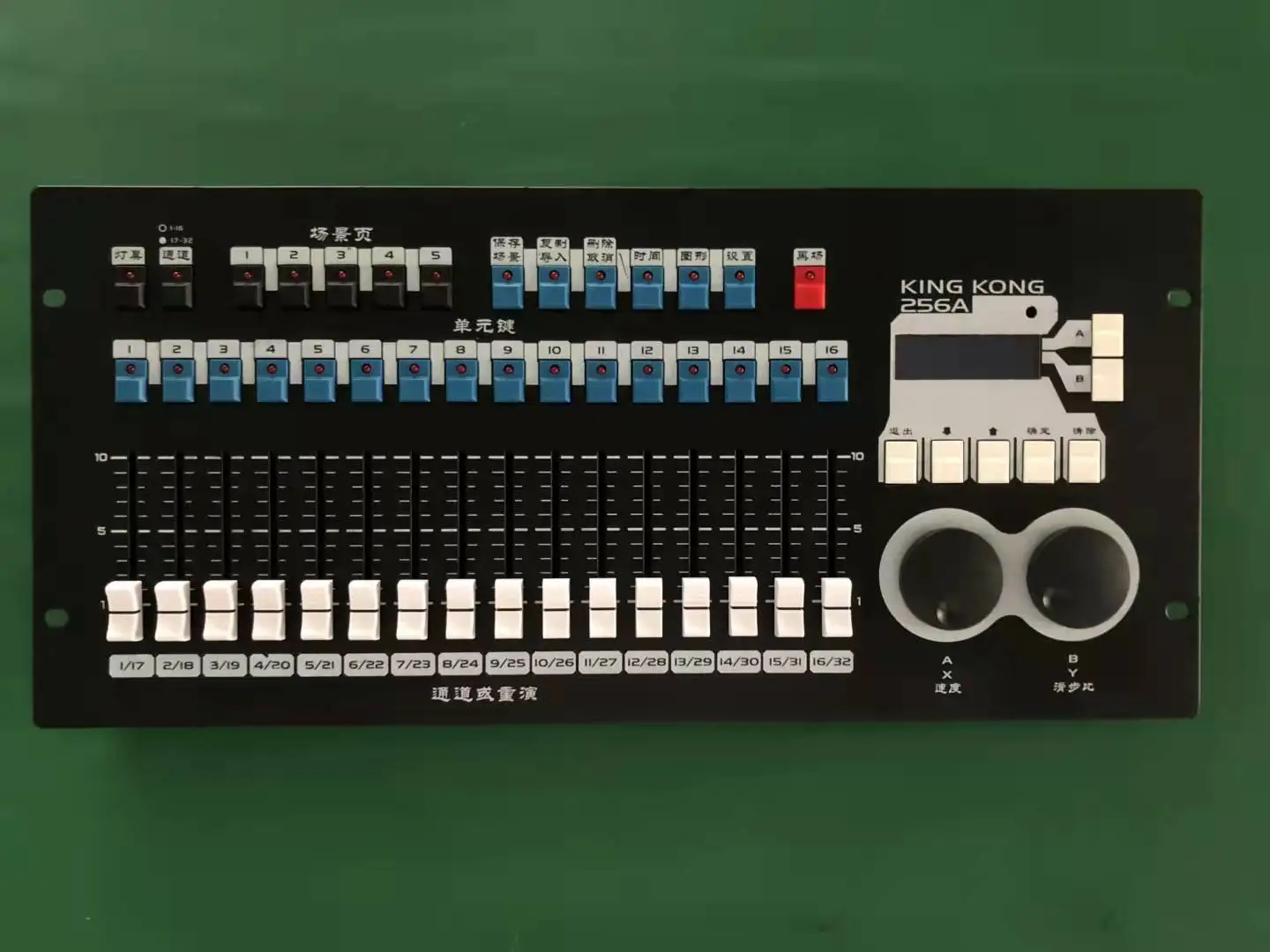 Компьютерная осветительная консоль серии 256 - Фотография_2